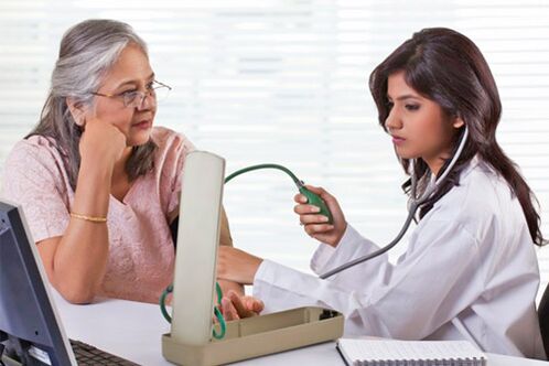 Le médecin mesure la pression avec l'hypertension