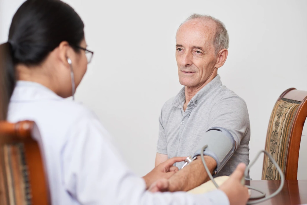 L'hypertension artérielle est une raison pour consulter un cardiologue